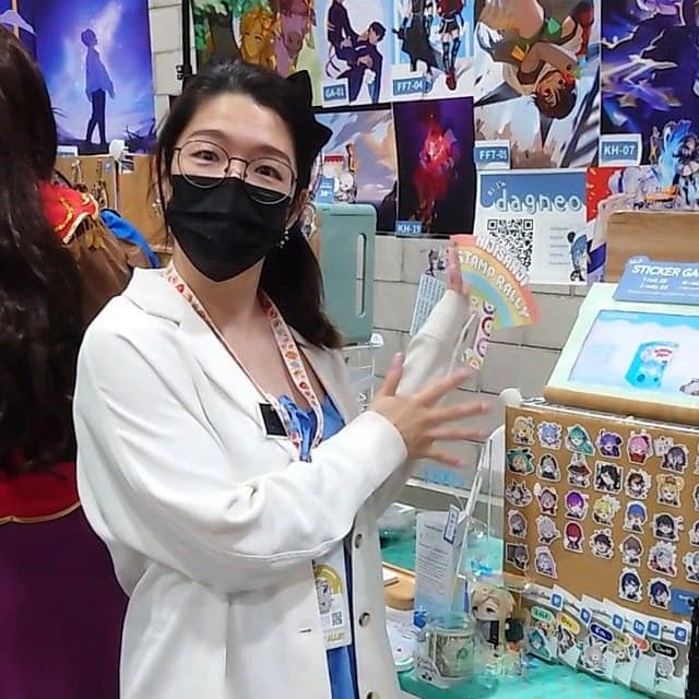 dagneo at her artist-alley booth